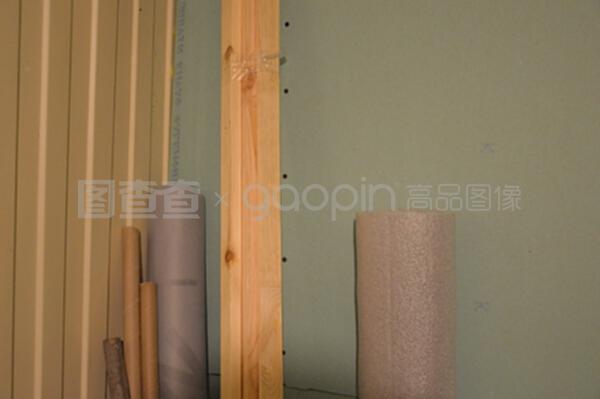 室内有石膏板的框架房屋的隔热材料